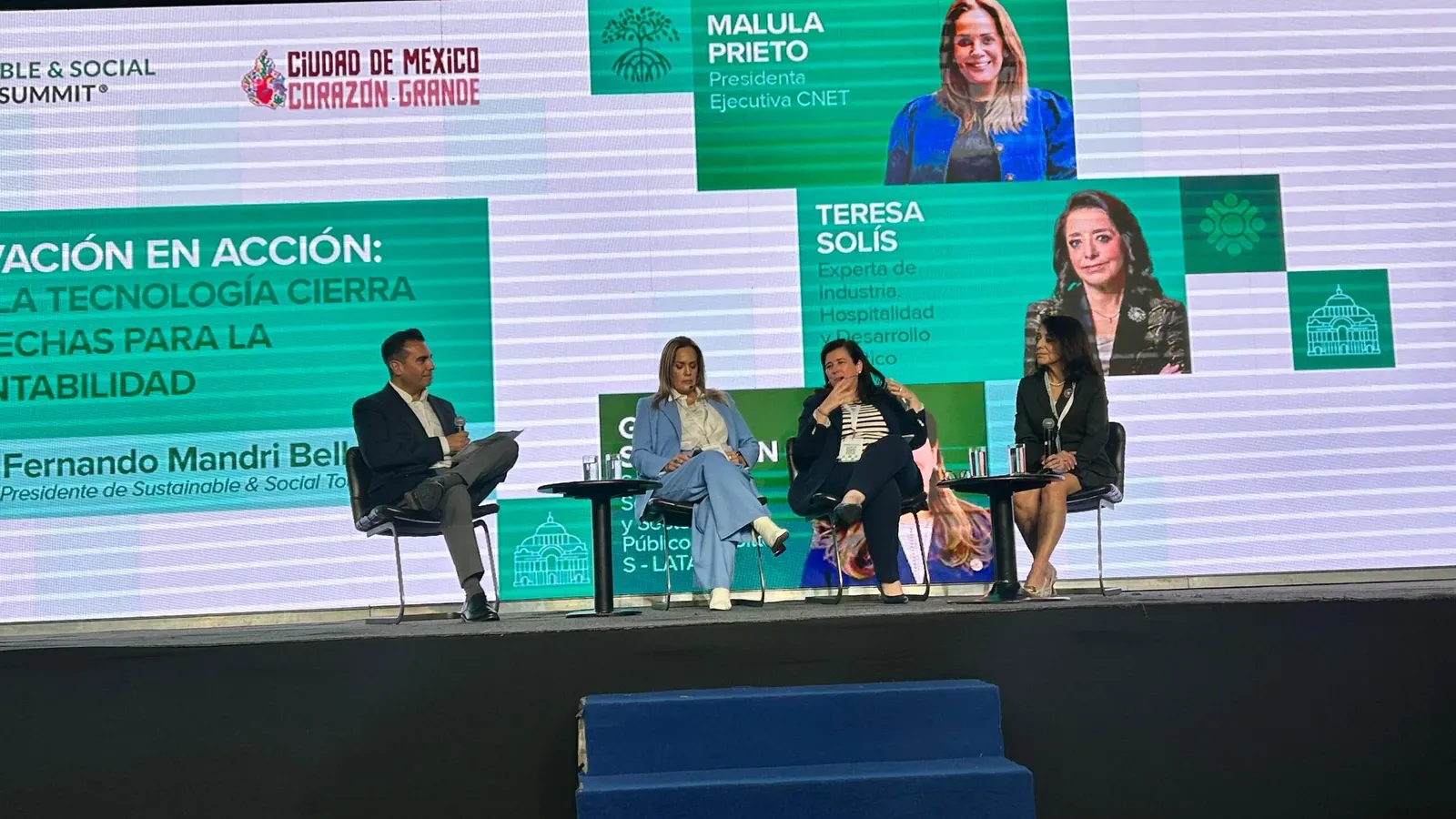 Panel sobre sostenibilidad turística durante la décima edición del Sustainable & Social Tourism Summit en Ciudad de México.
