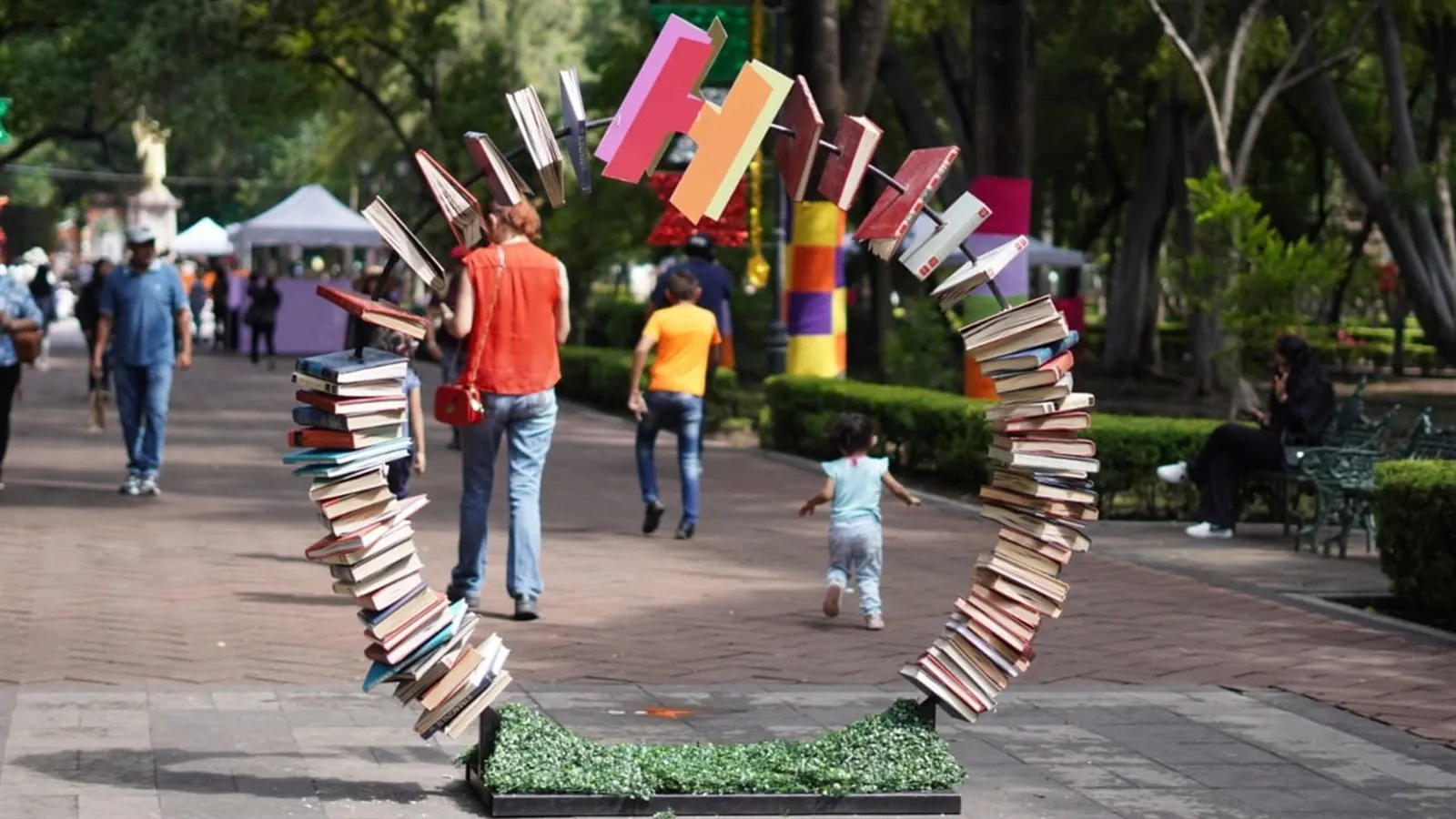 Instalación de libros con el símbolo de Hay Festival en la Alameda Hidalgo de Querétaro durante la edición 2026.
