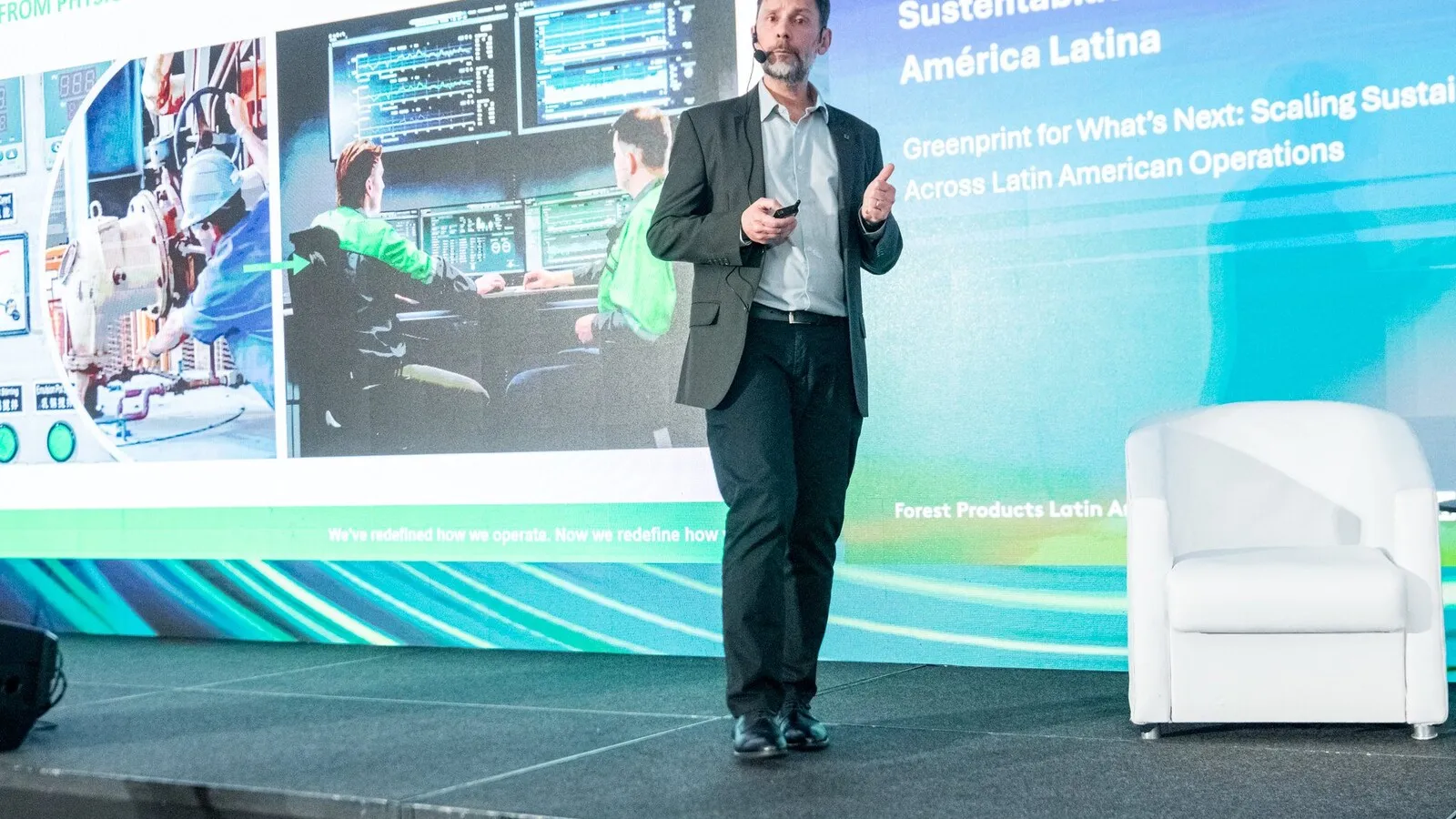 Un ponente expone en el escenario de una conferencia oficial de Fastmarkets sobre productos forestales en América Latina.