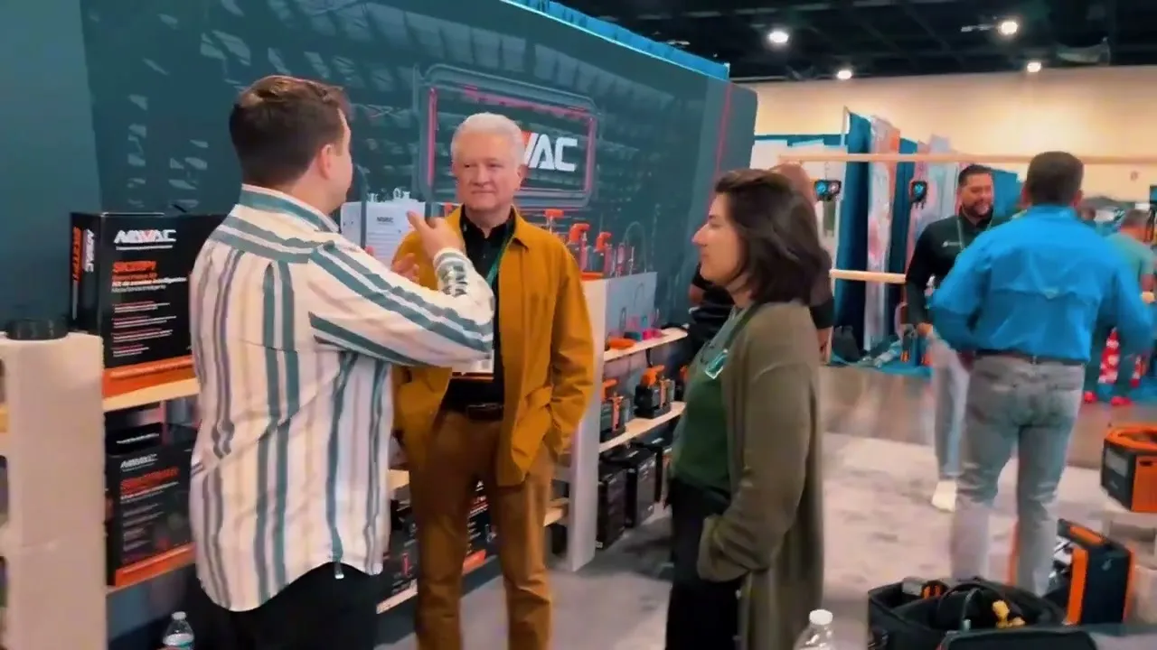 Profesionales conversan frente a equipos de climatización durante la exposición de RefriAméricas 2026 en Fort Lauderdale.