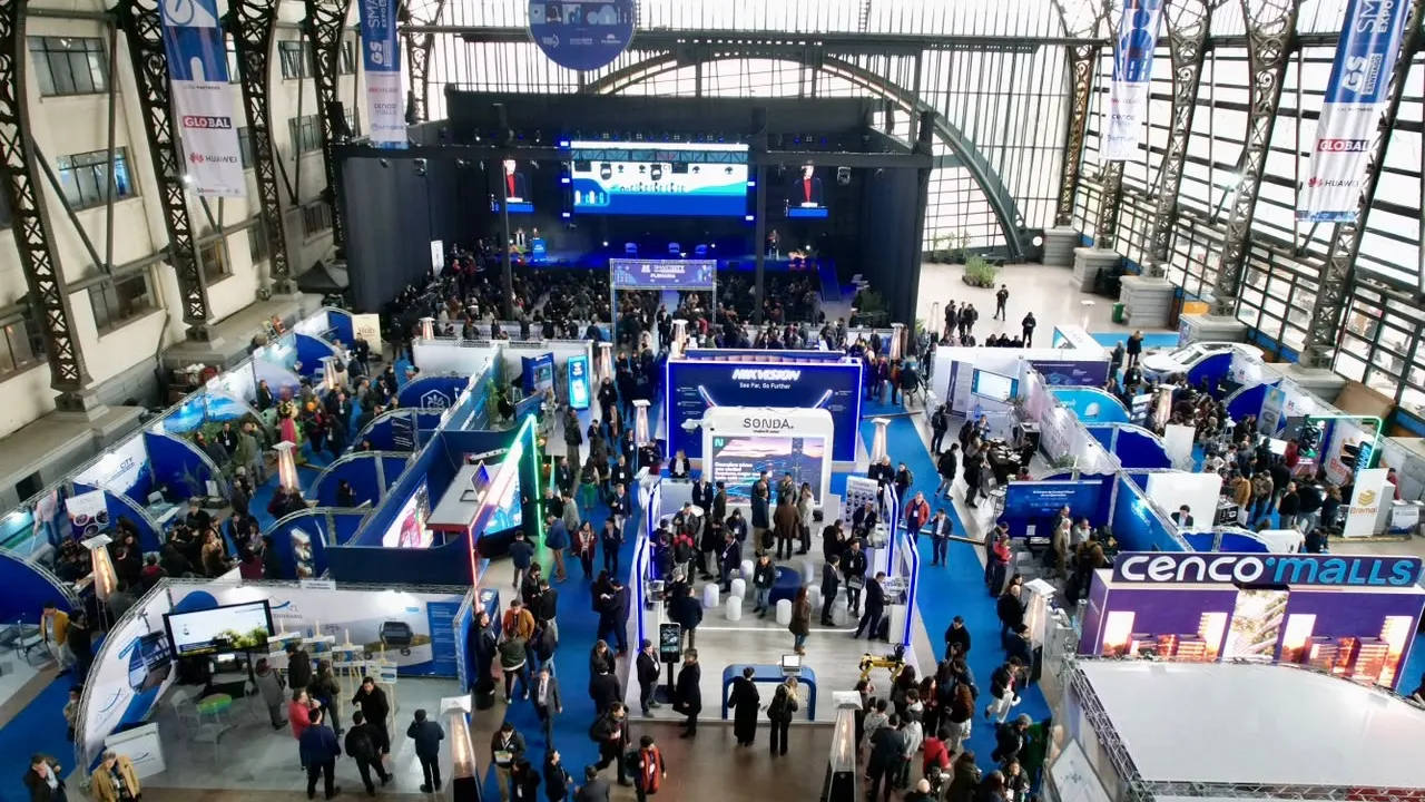 Vista general de la exposición y sus asistentes dentro de la Estación Mapocho durante Smart City Expo Santiago 2026.