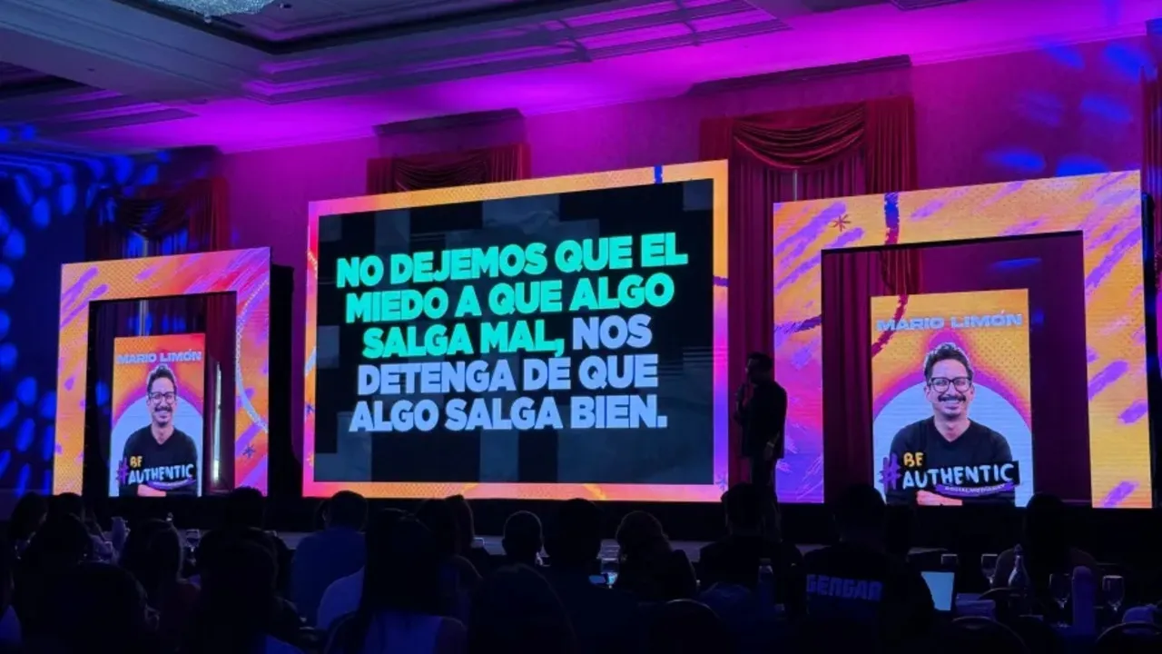 Escenario de Social Media Day El Salvador 2026 durante la conferencia de Mario Limón ante el público.