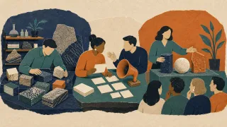 Ilustración en tres escenas: un analista ordena muestras, ensaya con una moderadora y explica tres modelos a una audiencia.
