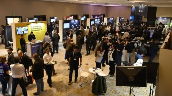 Vista de la zona de exposición y networking de ERP Summit Chile 2026 en Santiago.
