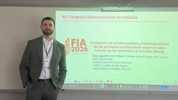 Carlos Aguado junto a una presentación técnica durante el XIV Congreso Iberoamericano de Acústica FIA 2026 en Lima.