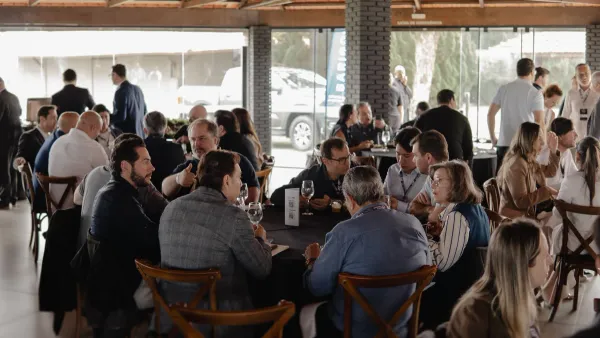 Participantes de Expo Time Out 2026 conversan durante un almuerzo de negocios en Londrina.
