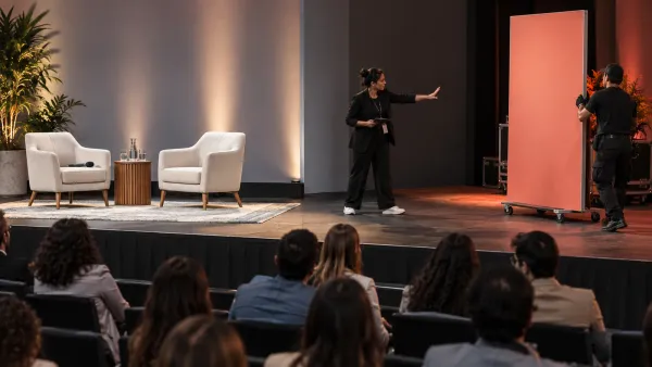 Una productora separa en el escenario una conversación editorial de una activación comercial visible para la audiencia.