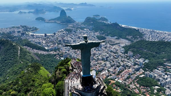 Vista oficial de Río de Janeiro con el Cristo Redentor, la bahía y las montañas bajo un cielo despejado.