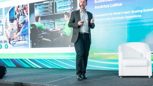 Un ponente expone en el escenario de una conferencia oficial de Fastmarkets sobre productos forestales en América Latina.