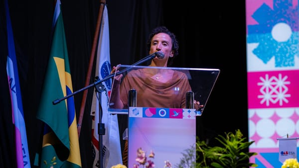 Una representante de OAB-ES habla en el escenario del Congresso Estadual da Advocacia 2026 en Vitória.