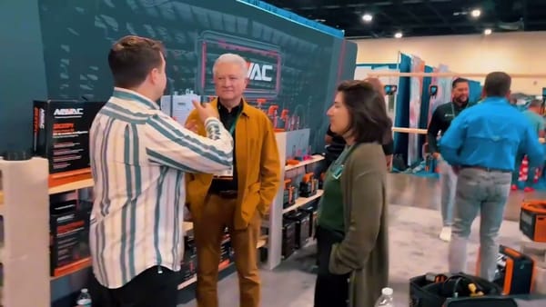 Profesionales conversan frente a equipos de climatización durante la exposición de RefriAméricas 2026 en Fort Lauderdale.