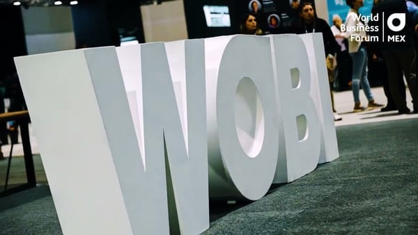 Letras monumentales de WOBI en una pieza promocional oficial del World Business Forum México 2026.
