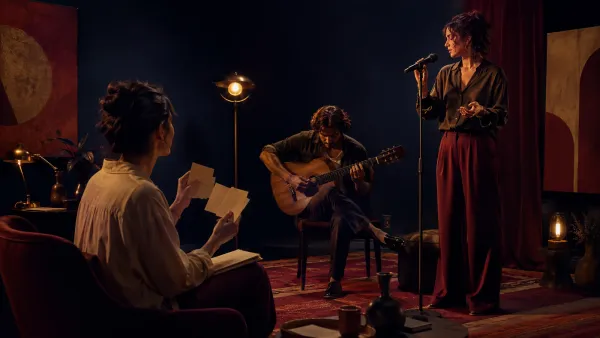 Una facilitadora, un músico y una intérprete ensayan juntos una experiencia escénica.