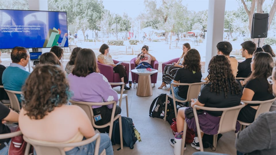 Participantes conversan ante el público durante una edición anterior de Hay Festival Querétaro.